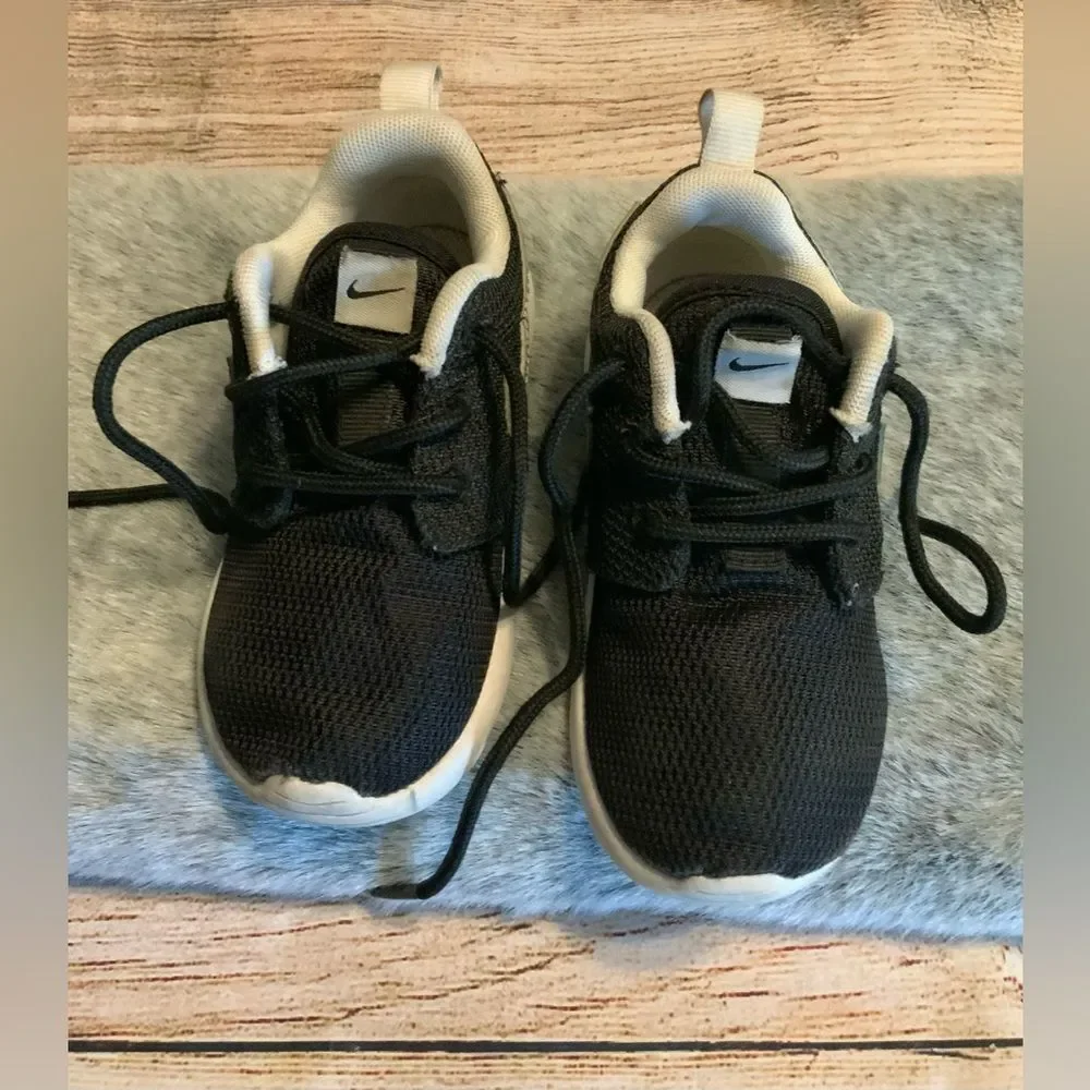 Nike Kids Black & White Roshe One Sneakers Size 7C